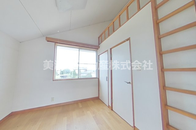 ６７２８９　瑞穂市美江寺中古戸建ての洋室