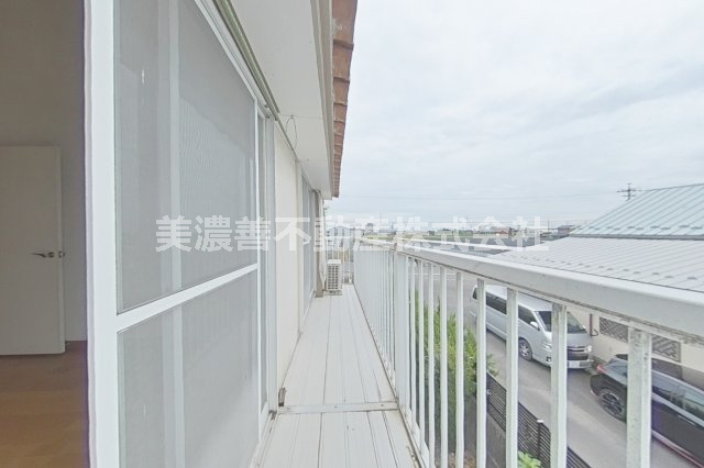 ６７２８９　瑞穂市美江寺中古戸建てのバルコニー
