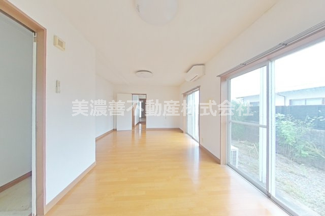 ６７２８９　瑞穂市美江寺中古戸建ての居間・リビング