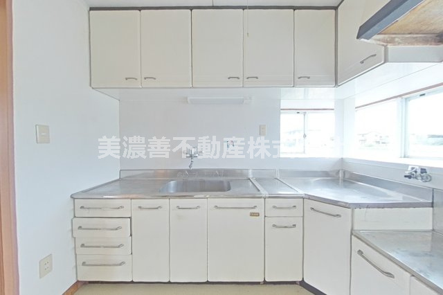 ６７２８９　瑞穂市美江寺中古戸建てのキッチン