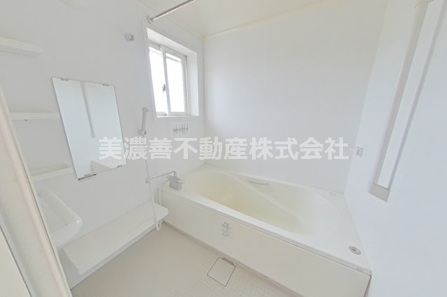 ６７２８９　瑞穂市美江寺中古戸建ての浴室