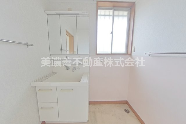 ６７２８９　瑞穂市美江寺中古戸建ての独立洗面台