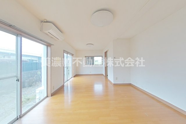 ６７２８９　瑞穂市美江寺中古戸建ての居間・リビング