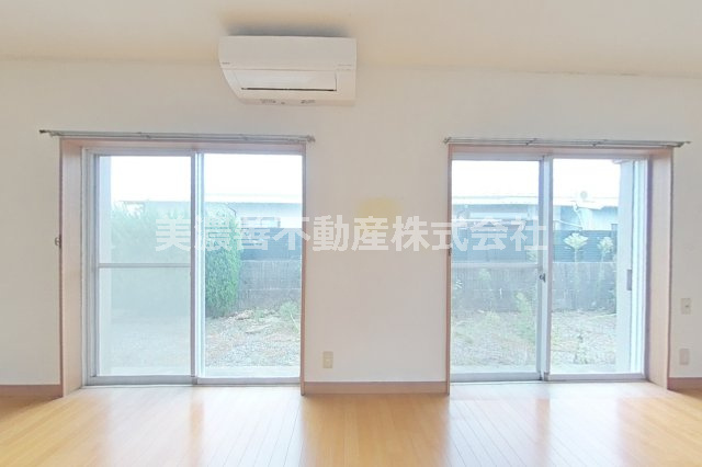 ６７２８９　瑞穂市美江寺中古戸建ての居間・リビング