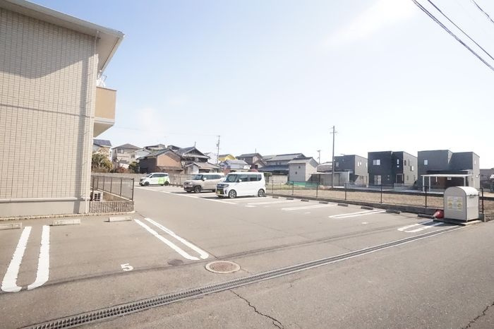 ブランシュールの駐車場
