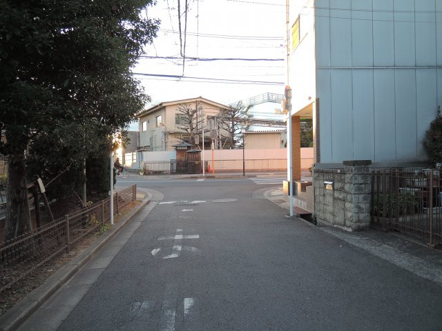 メゾンローリエの周辺