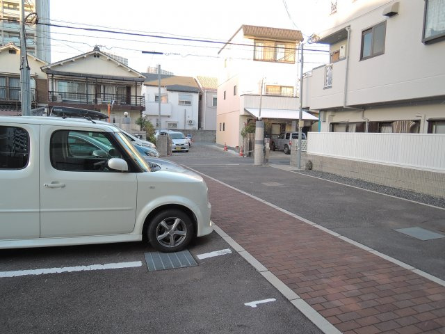 メゾンローリエの駐車場