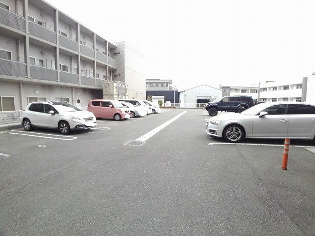 フォレスト陣原の駐車場