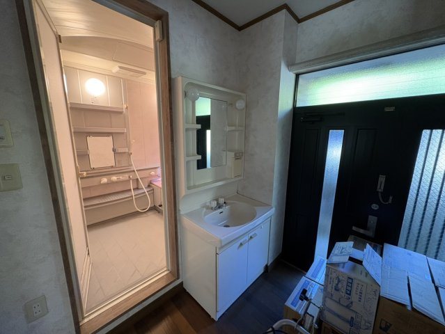 【北杜市大泉町西井出】家庭菜園つきの２世帯住宅の洗面所