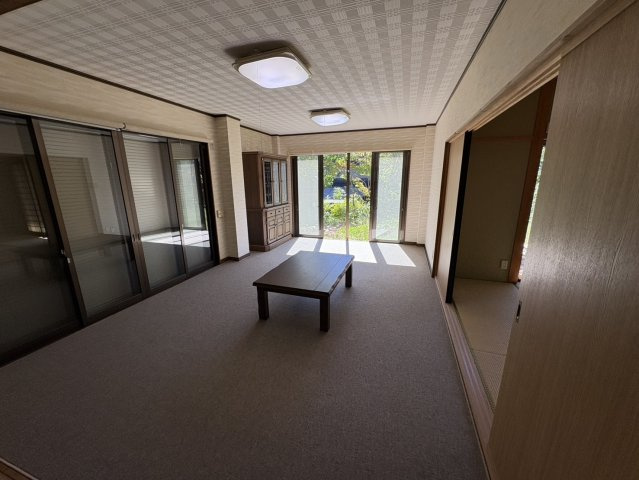【北杜市大泉町西井出】家庭菜園つきの２世帯住宅の居間・リビング