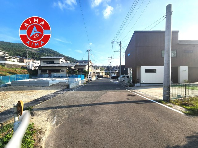 N・大野城市乙金東2丁目第5-1棟（1号棟）の外観：施工例|前面道路は閑静な住宅地をはしる車通りの少ない道路。お車の出し入れが苦手なママや小さなお子様にも安心ですね。しっかり舗装もされているので、ベビーカーや自転車で通っても快適に通行できます。