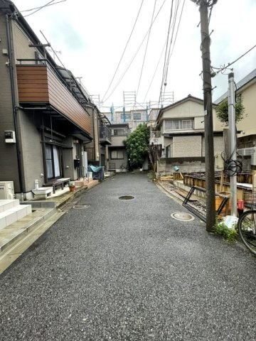 市川市新井１丁目　新築戸建ての前面道路含む現地写真