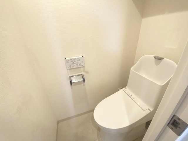 ベイシティコート横浜のトイレ|清潔感のあるおトイレは、白を基調とした落ち着く空間です。