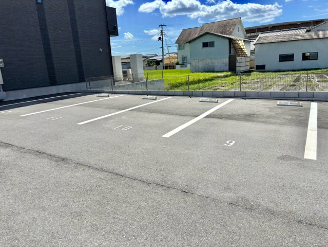 メゾンルーエの駐車場