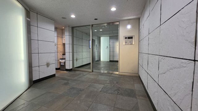 スカイコート浜松町壱番館のエントランス|風除室