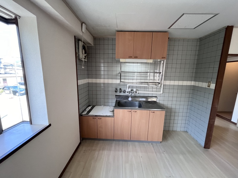 キャッスルササイのキッチン|システムキッチン採用。自炊がしやすい快適な調理スペース。