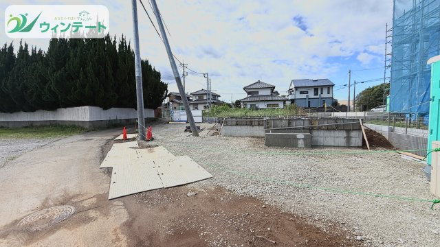 第2土浦市天川　新築戸建の前面道路含む現地写真|建築中の現地写真です。敷地面積60坪超の広さを活かした設計で、駐車スペースもゆったり。