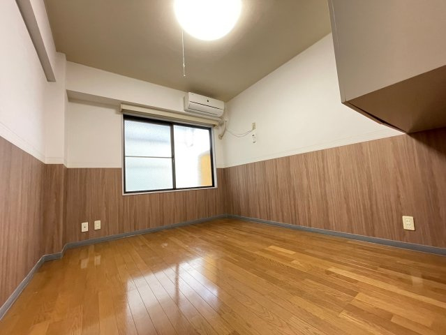 広くて明るい寝室