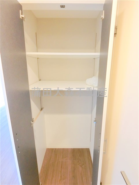 お客様成約済み物件の収納|玄関廊下部分のトイレ脇の棚収納！