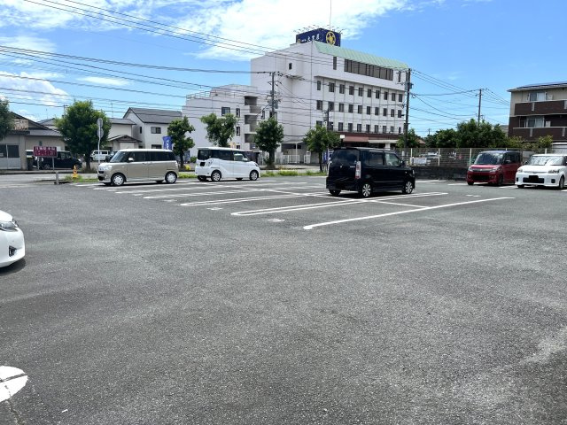 サルヴァトーレ麦島の駐車場