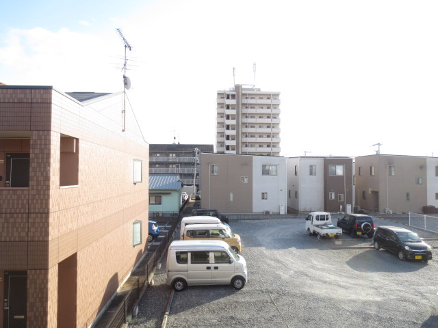 ダンディライオン西市の駐車場