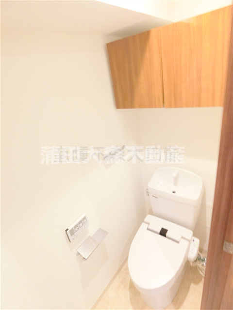 ガリシア大森Eastのトイレ|吊戸棚と温水洗浄便座付きのトイレ