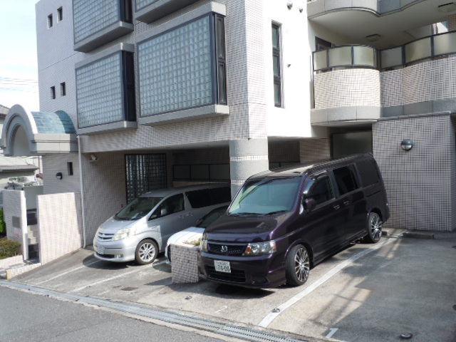 ロイヤルグレース上野東の駐車場