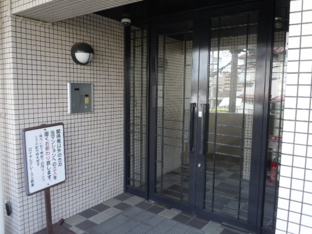 ロイヤルグレース上野東のエントランス