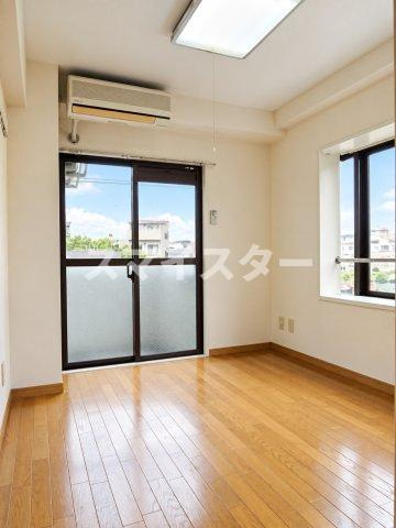 市川市市川４丁目の賃貸マンションの居間・リビング