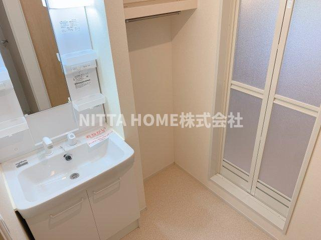 フランボアーズ篠山Ⅰの洗面所|室内洗濯機置場に収納も確保◎