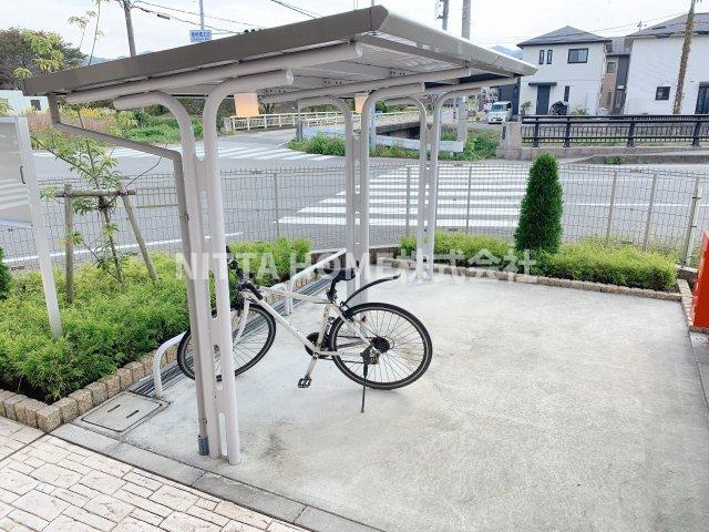 フランボアーズ篠山Ⅰの設備|屋根付きの駐輪場も設置しています◆
