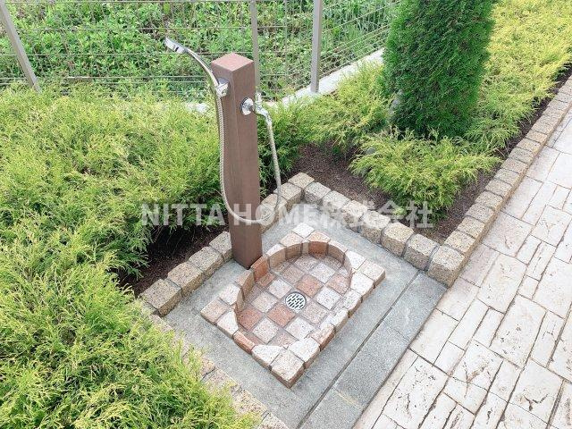フランボアーズ篠山Ⅰのエントランス|ペットの足洗い場を設けています＊