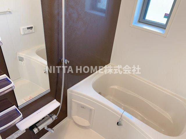 フランボアーズ篠山Ⅰの浴室|浴室に小窓付き＊追炊き機能＆浴室乾燥機を完備しています＊