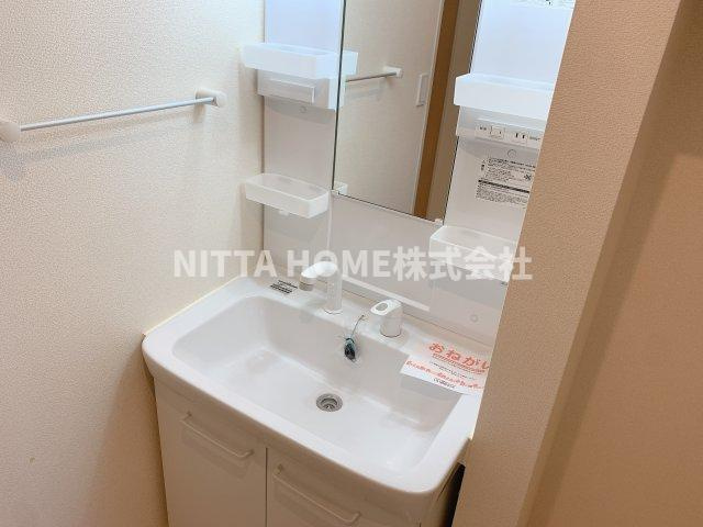 フランボアーズ篠山Ⅰの独立洗面台|シャワー付き洗面化粧台で毎朝の身支度もバッチリ◇