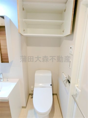 HY´s brillerハイズブリエ大森北のトイレ|吊戸棚と温水洗浄便座付きのトイレ　