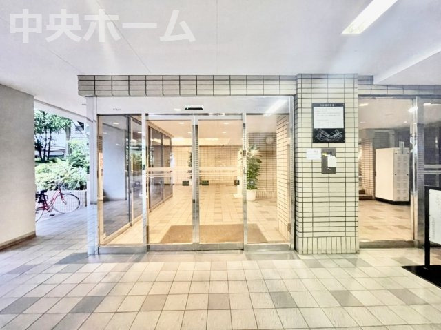ルネ門前仲町パークステイツのエントランス|【エントランス】マンションのエントランスは、その物件の印象を決める、顔とも言える場所です。毎日通る場所ですからきれいなのが一番です。エントランス内はオートロックですので暮らしの安全も確保されています。