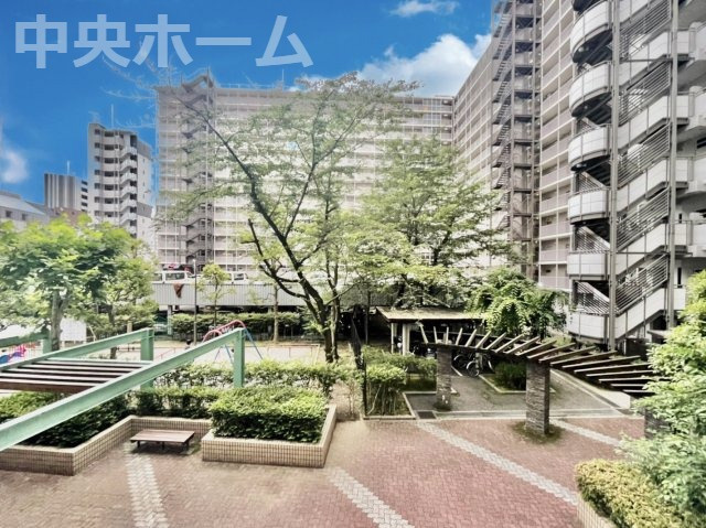 ルネ門前仲町パークステイツの中庭|敷地内には緑が多く住環境良好です。