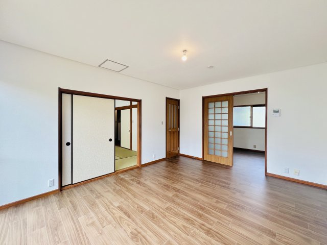 高崎市吉井町の居間・リビング|日当たりも良好な洋室で、ご家族も自然と集まる空間♪