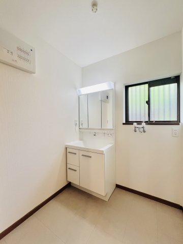 高崎市吉井町の独立洗面台|朝のお支度も余裕が持てる広々洗面脱衣所。