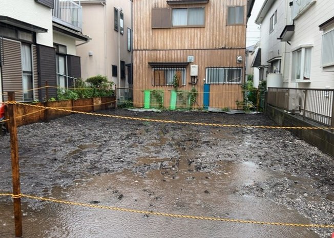 【バルコニー】 | 大野台新築戸建 | バルコニーは、室外の専用スペースのうち、「屋根がなく開放された空間」であるものを指します。ベランダより広いタイプのものが多く、日当たりもよいため家庭菜園などを楽しみたい人にとって適した環境となります。