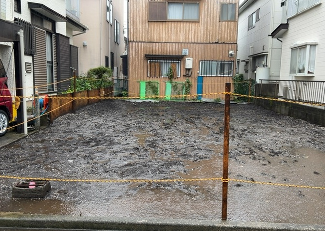 【構造・工法・仕様】 | 大野台新築戸建 | 木造住宅とは土台、壁、柱など建築物の強度を支える構造体の材に木が使用されている構造を指します。構造体は建物の自重を支えるだけではなく風圧や水圧、積裁荷重などあらゆる衝撃に耐えるための基礎です。