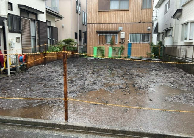 【構造・工法・仕様】 | 大野台新築戸建 | ベタ基礎とは、柱の位置に関係なく全体に基礎がある事を指し、面積が大きい分建物の重さを全体に分散できます。また、地面からの湿気や害虫を遮断でき、木造住宅で心配されるシロアリ被害を防ぐ効果も期待できます。