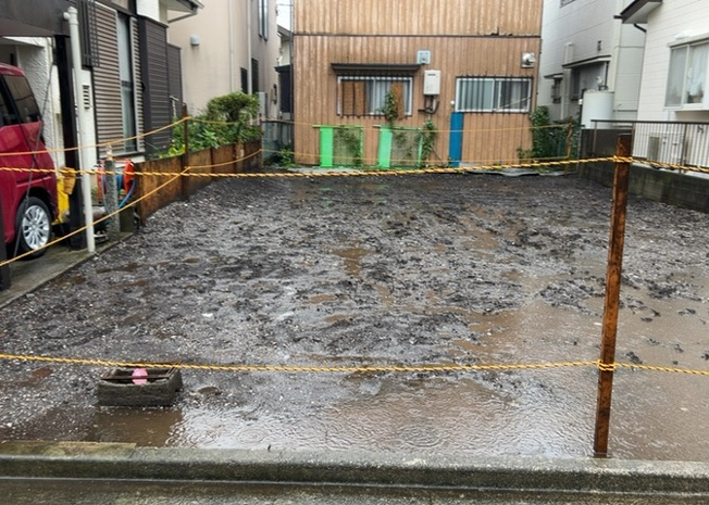【冷暖房・空調設備】 | 大野台新築戸建 | 基礎パッキング工法とは、床下の換気確保のため基礎と土台の間に緩衝材を挟み込む工法です。土台の下に数十センチの間隔で設置されるため、全体的な隙間が生まれます。床下換気口に比べて高い通気性が確保されます。