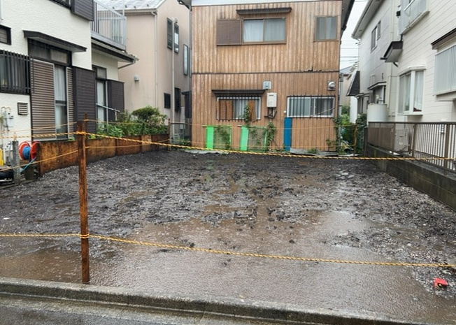 【外観】 | 大野台新築戸建 | 現地に行くなら、物件の周囲の地形がどうなっているかを見ることも大切です。周辺より低くなっている土地では、大雨などで水が集まりやすいため、地盤が弱くなっているということも考えられるため、注意が必要です。