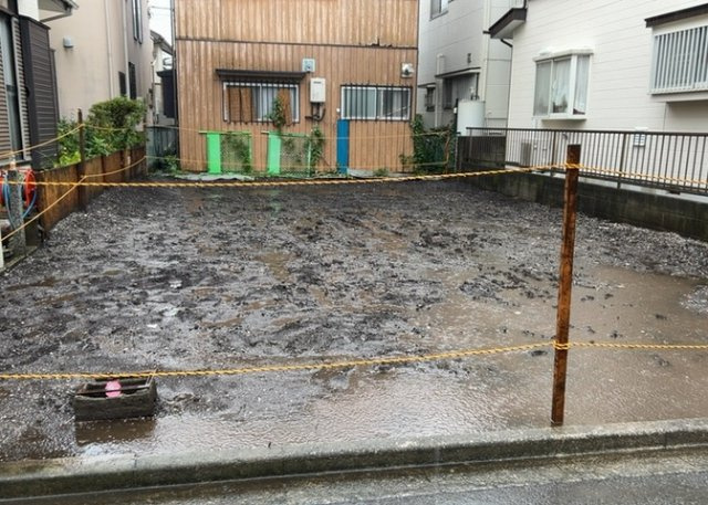 【前面道路含む現地写真】 | 大野台新築戸建 | 道幅が狭い場所は比較的土地の値段が低いことが多く、また交通量が少ないため騒音が少なく静かな環境で過ごせます。また、小さいお子様がいるご家庭も安心です。一方で車の駐車が難しいというデメリットもあります。