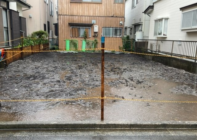【前面道路含む現地写真】 | 大野台新築戸建 | 道幅が広い場所は日当たりや風通が良好です。幅が広いのですれ違いも可能ですし大きな車でも駐車可能！一方で、大型車が通ることも多くなるため交通量の増加により騒音に繋がります。また土地の値段が高くなります。