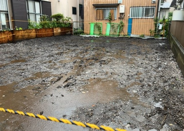 【駐車場】 | 大野台新築戸建 | 車一台あたりに必要なスペースは、標準サイズの普通自動車で横幅2m50cm、長さ5mは必要になります。ただし、乗降のことも考慮して横幅3m30cm、長さ5m50cmほどは確保できるところを選びましょう。