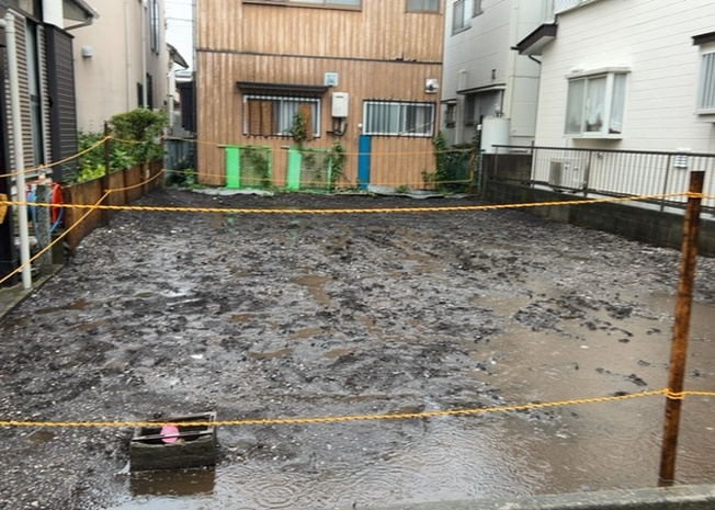 【玄関】 | 大野台新築戸建 | 玄関は、狭すぎると複数人で使いにくく、広すぎても無駄な空間になりがちです。最低2畳を目安にして、家の広さとの兼ね合いや家族の人数を考慮して決めるとよいでしょう。現地を見学して快適な玄関を選びましょう！