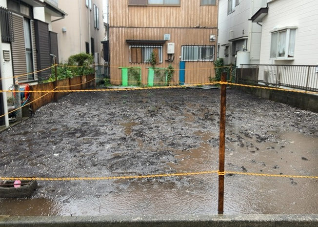 【玄関】 | 大野台新築戸建 | 玄関ポーチにおいて最も重視すべきと言っても良いのが広さです。適切な広さの玄関ポーチでないと外見的なバランスは崩れてしまいますし、何より使いにくくなってしまいますので、現地で実際に下見をしてみましょう！