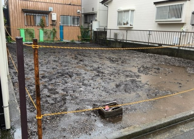 【前面道路含む現地写真】 | 大野台新築戸建 | 住宅用の土地では前面道路に2m以上接していなければならないと法律で定められています。しかし、お持ちの車のサイズやライフスタイルなどにより、2mでは利便が悪い場合もございますので、事前に確認しましょう。